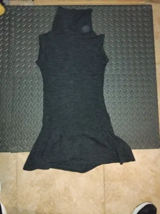 Vestido negro sin mangas con pedrería
