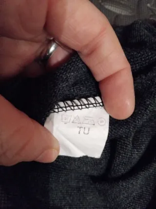 Vestido negro sin mangas con pedrería