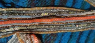 Bufanda con lentejuelas y abalorios