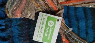 Bufanda con lentejuelas y abalorios