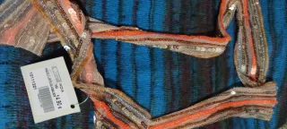 Bufanda con lentejuelas y abalorios