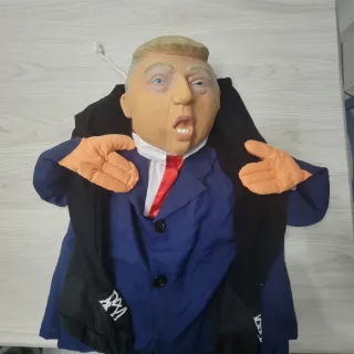 Disfraz Donald Trump a hombros