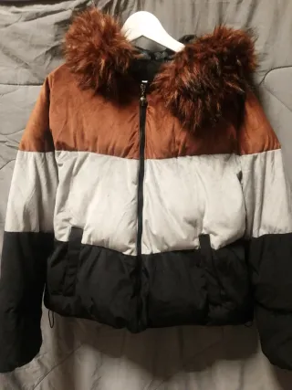 Chaqueta elegante con capucha de pelo