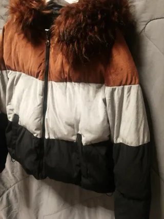 Chaqueta elegante con capucha de pelo