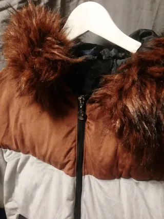 Chaqueta elegante con capucha de pelo