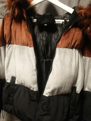 Chaqueta elegante con capucha de pelo