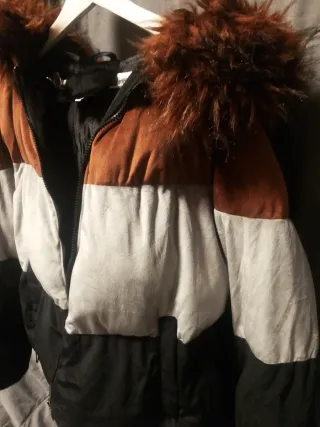 Chaqueta elegante con capucha de pelo