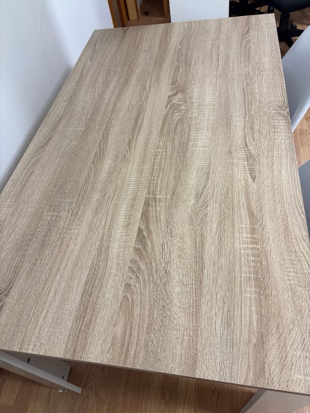 Mesa comedor y 3 sillas madera y plástico