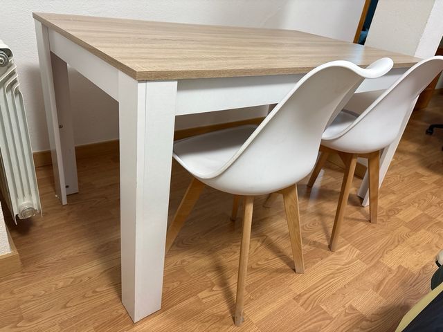 Mesa comedor y 3 sillas madera y plástico