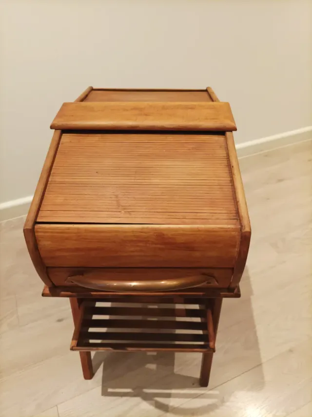 Mueble auxiliar antiguo persianas