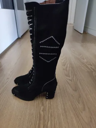 Botas altas negras con cordones y cremallera