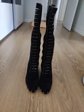 Botas altas negras con cordones y cremallera