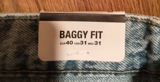 Pantalón tejano ancho Pull&Bear.