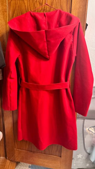 Chaqueta roja con capucha y cinturón