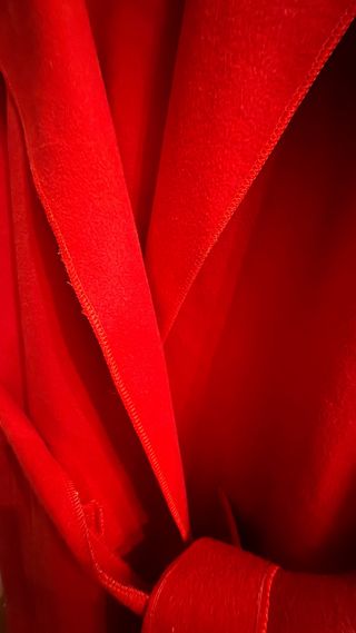 Chaqueta roja con capucha y cinturón