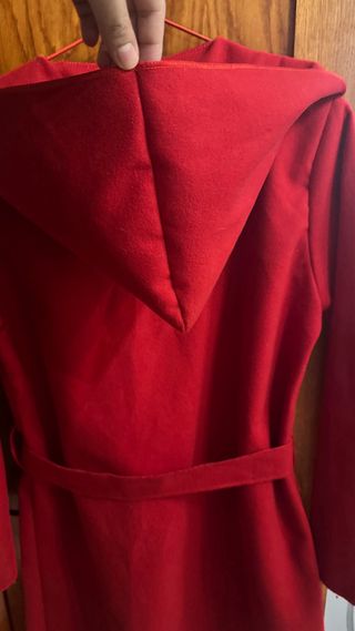 Chaqueta roja con capucha y cinturón