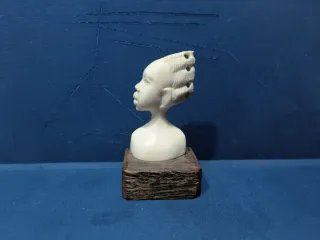 Busto scolpito a mano in osso