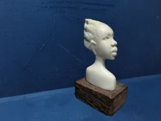 Busto scolpito a mano in osso