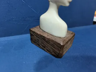 Busto scolpito a mano in osso