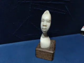 Busto scolpito a mano in osso