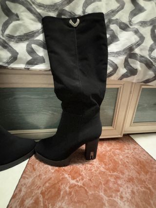 Botas altas negras con detalle de pedrería