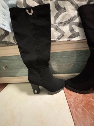Botas altas negras con detalle de pedrería