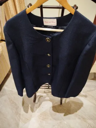 Chaqueta azul elegante con bordado