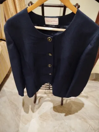 Chaqueta azul elegante con bordado