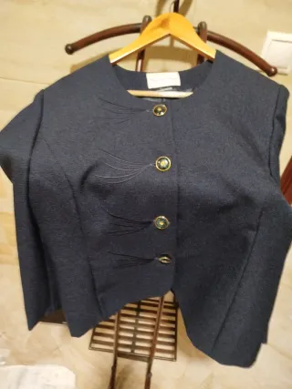 Chaqueta azul elegante con bordado