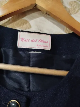 Chaqueta azul elegante con bordado