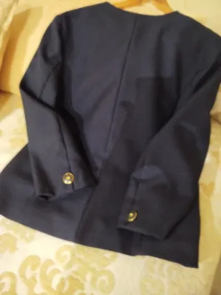 Chaqueta azul elegante con bordado