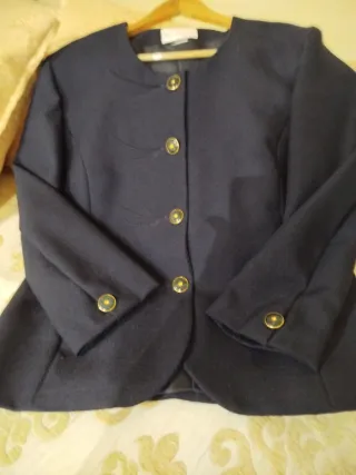 Chaqueta azul elegante con bordado