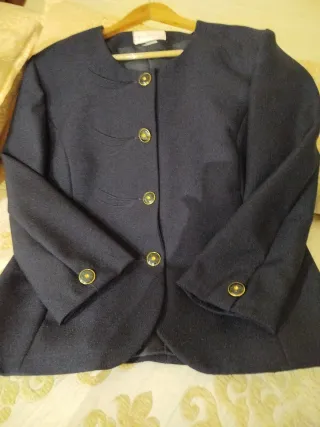Chaqueta azul elegante con bordado
