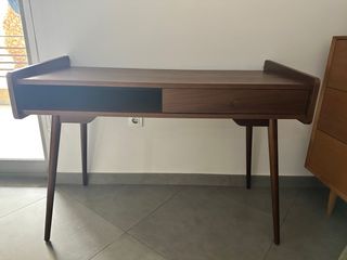 Escritorio de madera con cajón