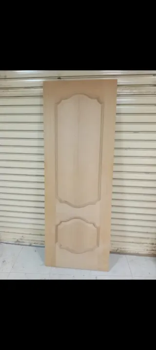 Puerta de madera con diseño en roble sin barniz