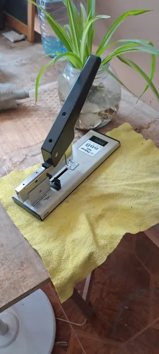 Grapadora tamaño súper.