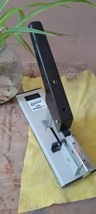 Grapadora tamaño súper.