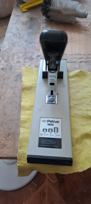 Grapadora tamaño súper.