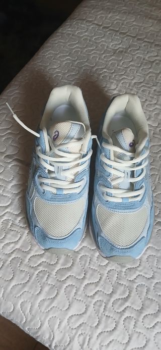 Zapatillas ASICS azules y blancas