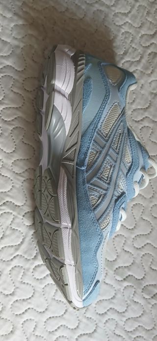 Zapatillas ASICS azules y blancas