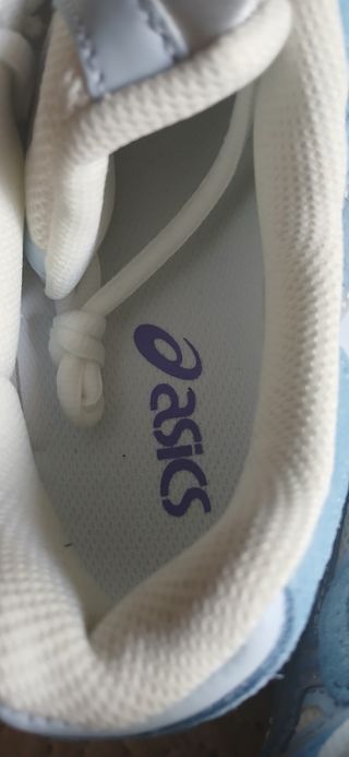 Zapatillas ASICS azules y blancas