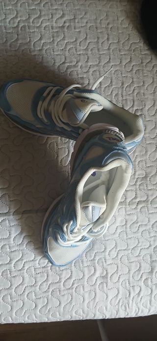 Zapatillas ASICS azules y blancas