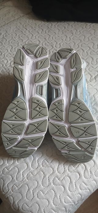 Zapatillas ASICS azules y blancas