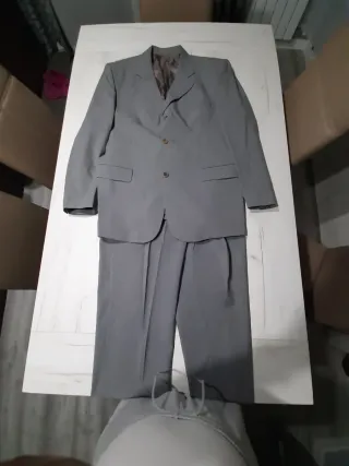 Traje gris con chaleco