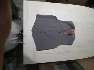 Traje gris con chaleco