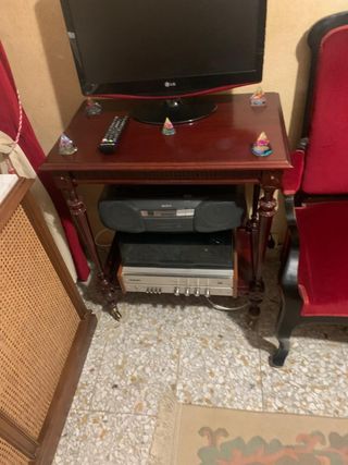 Mesita auxiliar de madera oscura