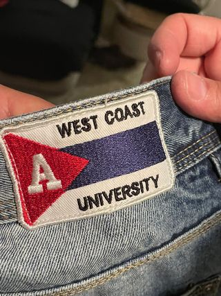 Pantalón vaquero con parches