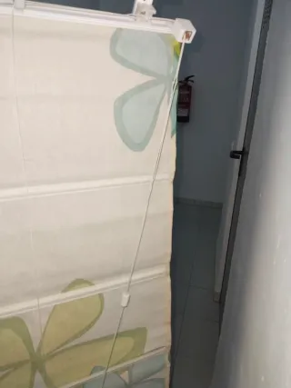 Estor plegable tela flores de Leroy Merlín