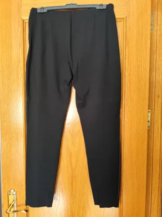 Pantalón efecto piel negro