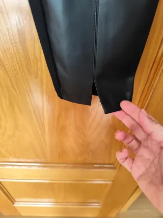 Pantalón efecto piel negro